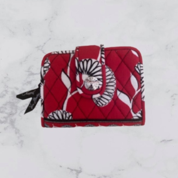 🎈🎈S O L D 🎈🎈👍👍 Vera Bradley Floral Red Black and White Quilted Wallet - Picture 12 of 12